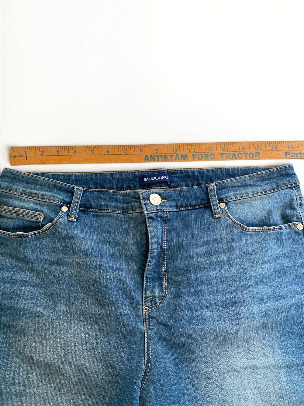Bandolino Medium Wash Bermuda Denim Shorts Mid Rise Stretch Womens 12 - Picture 9 of 12